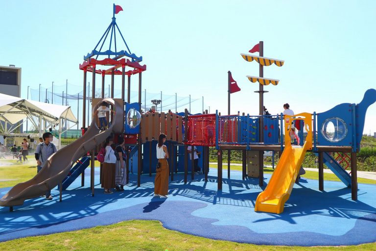 「ららぽーと名古屋みなとアクルス」の子供の遊び場をご紹介！みどりの大広場やあそびパークPLUSなど。