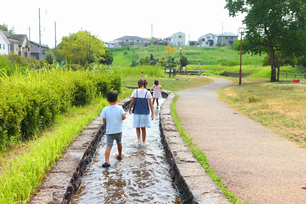 愛知県東郷町の子供の遊び場「涼松せせらぎの道」